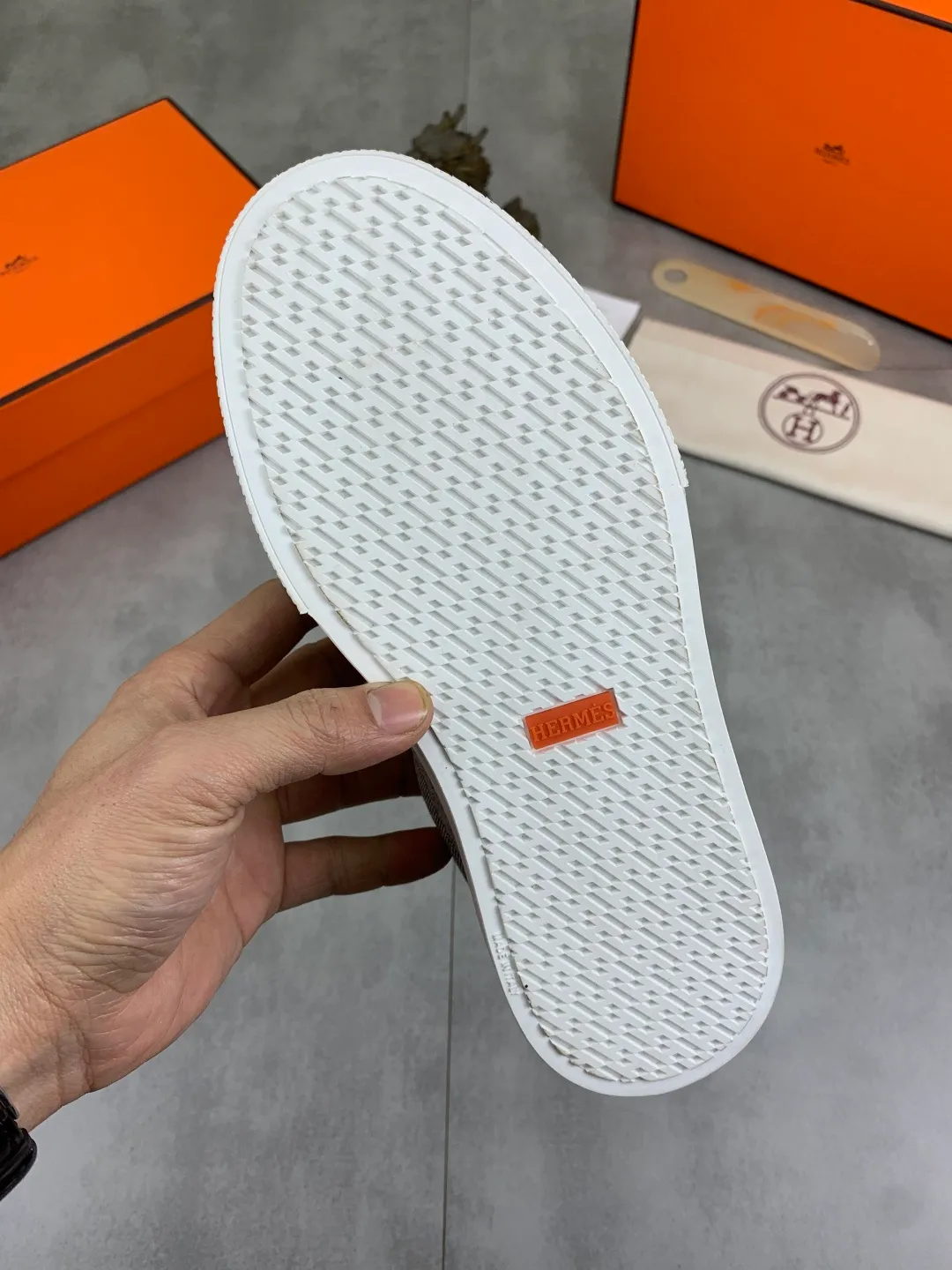 Men's men's shoes 💰P640 New Hermes top version Hermès classic couple style #𝐊𝐞𝐥𝐥𝐲 buckle casual white shoes skateboard shoes that will not conflict with shoes at all. Full of unknowns, Hermès rarely produces flat casual shoes and they are paired with classic palladium-plated Kelly shoe buckles! You'll fall in love with it at first sight. It's super versatile and can be worn with any skirt or pants. 🉑️Close your eyes and wear it. It's super noble. Fabric: Specific cowhide/canvas material. Lining: Sheepskin lining. Outsole: Original molded TPU outsole. Size: 35-45.